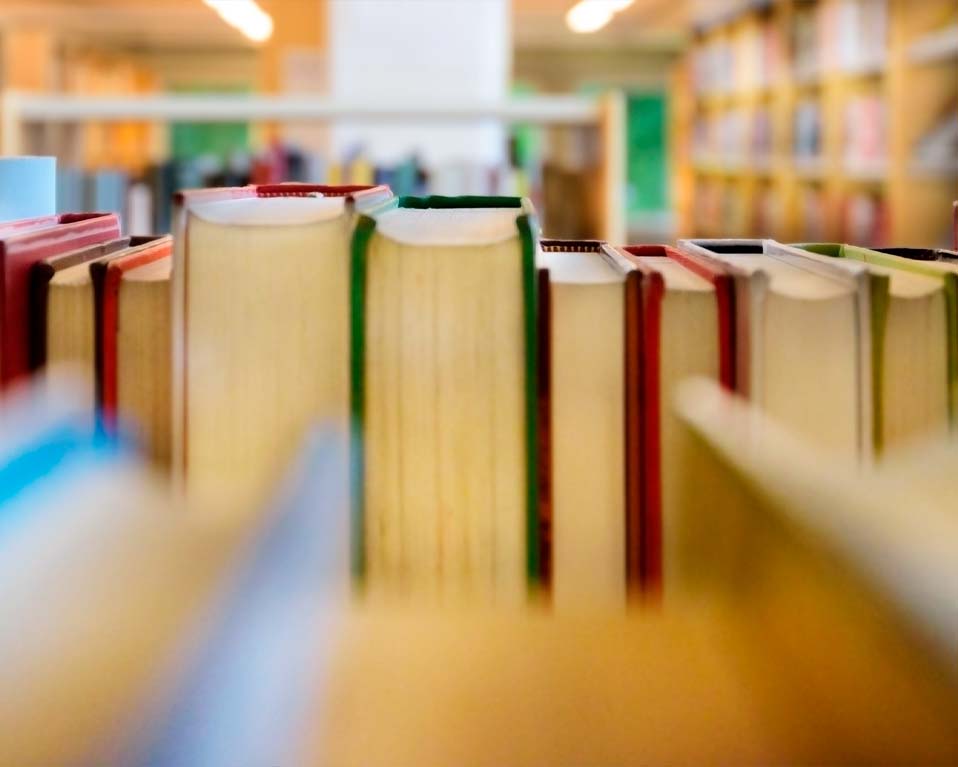 Estantería llena de libros en una biblioteca