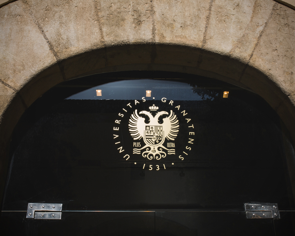 Puerta con el logo de la UGR