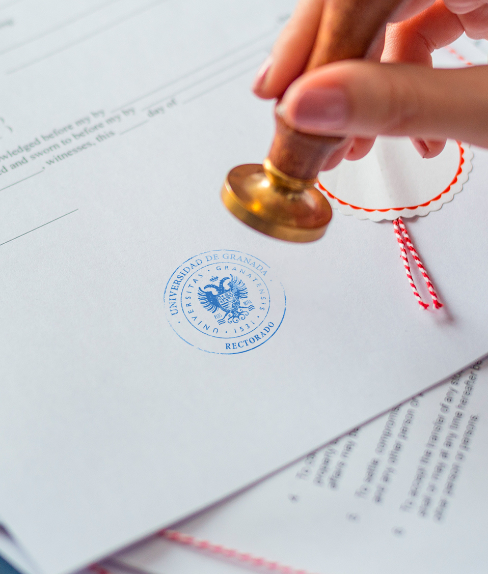 Mano estampando un sello en un documento